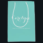 Blue Personalisiert Bridesmaid Brautparty Mittlere Geschenktüte<br><div class="desc">Danken Sie Ihren Brautmädchen,  Blume,  Trauzeugin und anderen Brautpartys,  die diese individuell gestaltbare Geschenktasche verwenden. Es ist mit einer blauen Hintergrundfarbe mit weißer moderner Kalligraphie ausgestattet.</div>