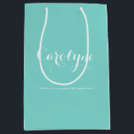 Blue Personalisiert Bridesmaid Brautparty Mittlere Geschenktüte<br><div class="desc">Danken Sie Ihren Brautmädchen,  Blume,  Trauzeugin und anderen Brautpartys,  die diese individuell gestaltbare Geschenktasche verwenden. Es ist mit einer blauen Hintergrundfarbe mit weißer moderner Kalligraphie ausgestattet.</div>