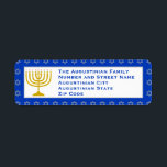 Blue Personalisiert Menorah HANUKKAH Rücksendeadre<br><div class="desc">Stilvolle,  blaue Menorah-RÜCKSENDEADRESSEN-AUFKLEBER,  die goldfarbene Menorah auf blauem Hintergrund mit einem silbergrauen Stern von David-Muster zeigen. Es gibt benutzerdefinierbaren Platzhalter-Text,  sodass Sie Ihre persönlichen Daten selbst anpassen können. Ideal für Ihre Hanukkah-Karten und Einladungen. In der HANUKKAH Kollektion von Berean Designs finden Sie passende Schreibwaren und Geschenke.</div>