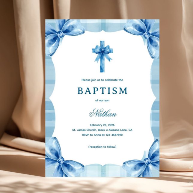 Blue Plaid Watercolor Bows & Cross Boy Baptism Einladung (Watercolor Blue Baptism Invitation. Perfectly blending traditional faith with a modern "coquette" ae)