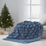 Blue Poinsettia Name Classic Whimsy Christmas Fleecedecke<br><div class="desc">Dieses einfache und minimale Design zeigt meine Hand gezeichnet blass blauen Poinsettia auf einem dunkelblauen Hintergrund für klassische Stimmung,  die die Nostalgie der Weihnachtszeit erinnert,  während die Hand illustrierte Elemente ihm eine Touch von Launen geben. Originelle Kunst von Malissa Melrose. Fügen Sie Ihren Namen zu personalisieren.</div>