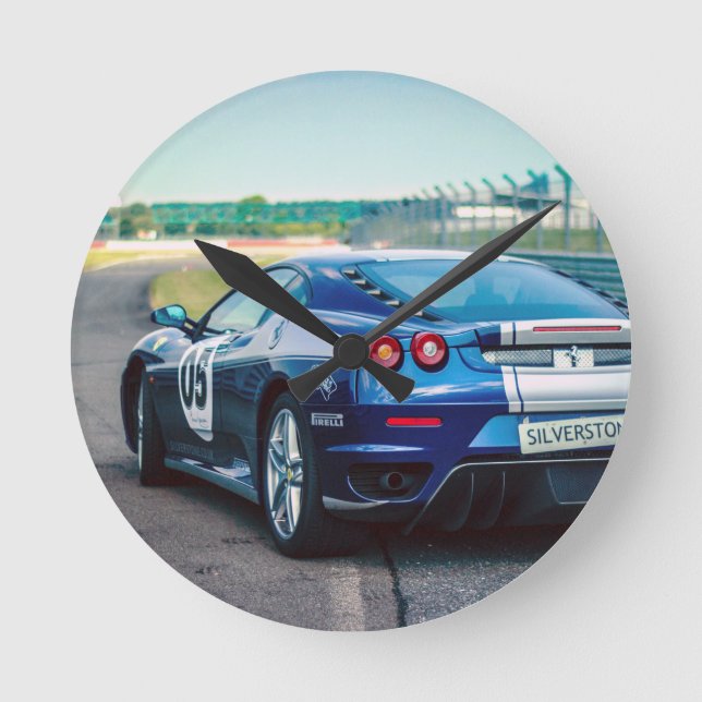 Blue Race Car Runde Wanduhr (Vorderseite)