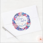 Blue Red Christmas Wreath Runder Aufkleber<br><div class="desc">Blue Red Christmas Wreath Classic Round Sticker . Mit unserem atemberaubenden "Blue Red Christmas Wreath Classic Round Sticker" können Sie in dieser Feiertagssaison den festlichen Geist genießen. Ideal, um Ihren Geschenken, Dekorationen oder personalisierten Urlaubskarten eine Touch saisonalen Charmes hinzuzufügen. Dieser wunderschön gestaltete Aufkleber spiegelt das Wunder des Winters wieder. Die...</div>