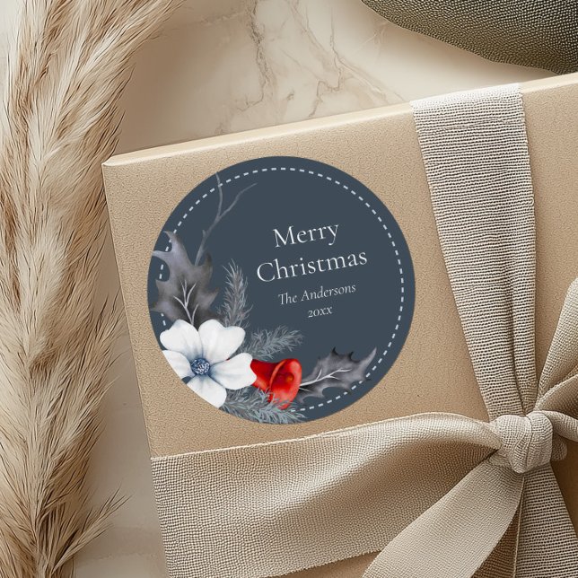 Blue Red Silver Foliage Weihnachtsgeschenke Sticke Runder Aufkleber (Blue Red Silver Foliage Christmas Gift Stickers on a beige gift box.)