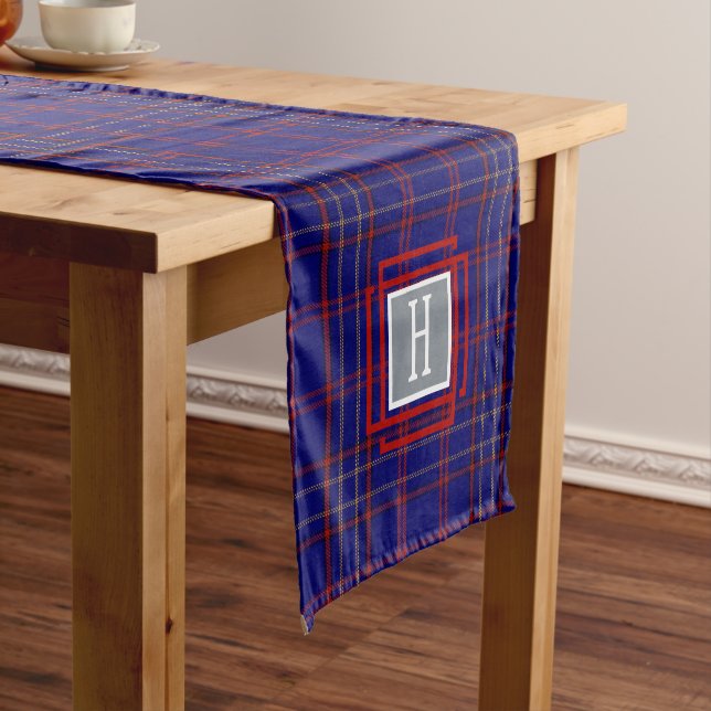 Blue Red Tartan Monogram  Kurzer Tischläufer (Beispiel)