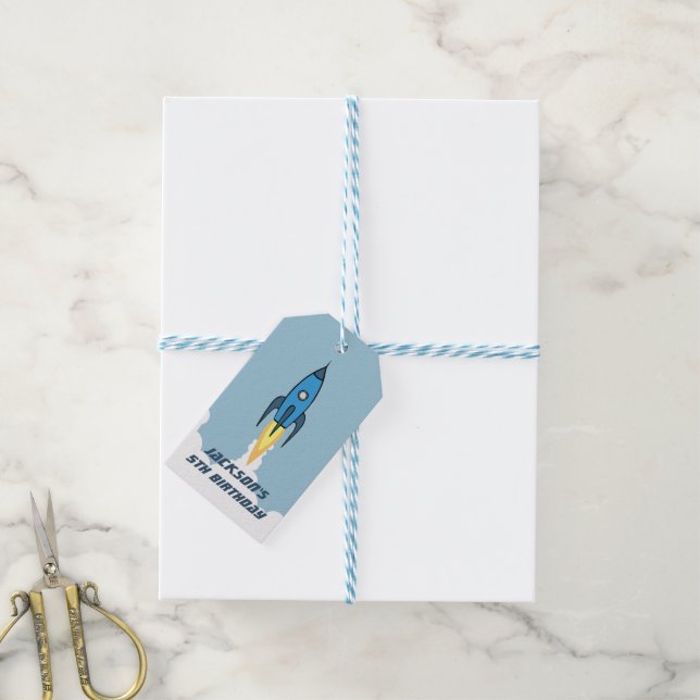 Blue Retro Rocket Ship Personalisierter Geburtstag Geschenkanhänger (Mit Garn)