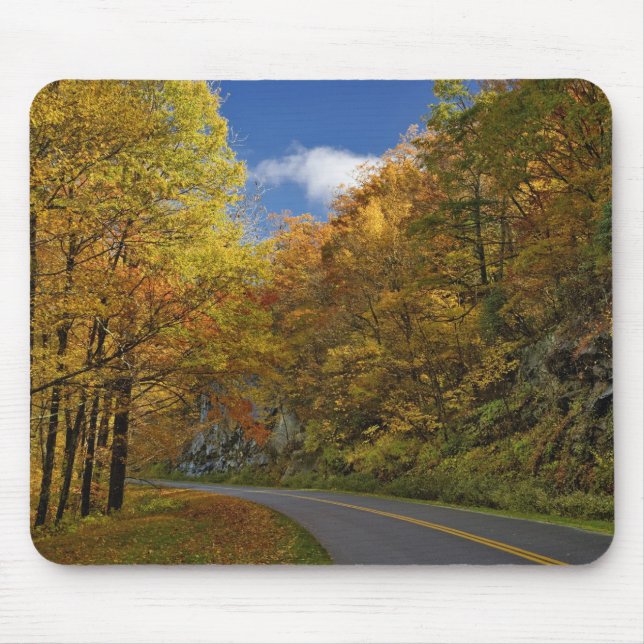 Blue Ridge Parkway, der durch Herbstfarben kurbelt Mousepad (Vorne)