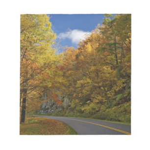 Blue Ridge Parkway, der durch Herbstfarben kurbelt Notizblock