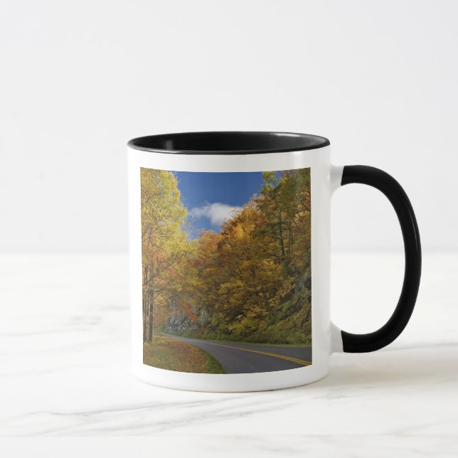 Blue Ridge Parkway, der durch Herbstfarben kurbelt Tasse (Rechts)