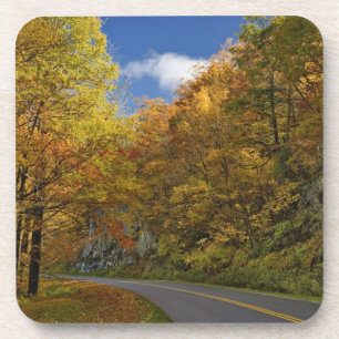 Blue Ridge Parkway, der durch Herbstfarben kurbelt Untersetzer