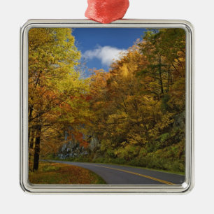 Blue Ridge Parkway in Kurven durch die Herbstfarbe Ornament Aus Metall