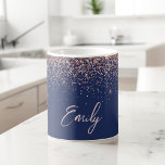 Blue Rose Gold - Blush Pink Glitzer Sparkone Kaffeetasse<br><div class="desc">Navy Blau und Rose Gold - Rosa Sparkle Glitzer gebürstete Metal Monogram Name und Initial Coffee Cup oder Tasse. Das macht den perfekten 16 Geburtstag,  Hochzeit,  Brautparty,  Jubiläum,  Babydusche oder Junggeselinnen-Abschied Geschenk für jemanden,  der Lieben glamourösen Luxus und schicke Stile.</div>
