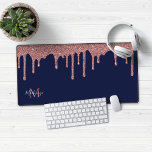 Blue Rose Gold Sparkle Glitzer Tropfen Monogram Schreibtischunterlage<br><div class="desc">Girly Navy Blue und Rose Gold Sparkle Glitzer Tropfen Monogram Mouse Pad Desk Mat mit unseren trendigen Imitate Glitzer Tropfen in rot Rosa/Rose Gold auf einem schicken marineblau Hintergrund. Bitte kontaktieren Sie uns unter cedarandstring@gmail.com ,  wenn Sie Hilfe beim Design oder den passenden Produkten benötigen.</div>