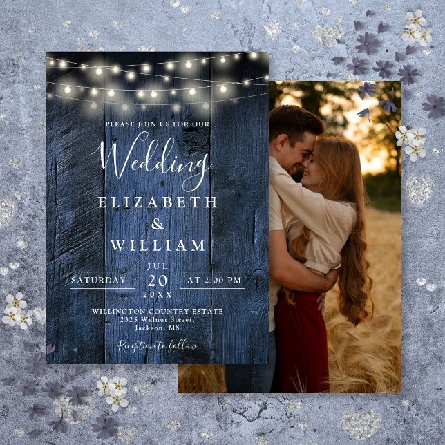Blue Rustic Barn Wood String Lights Foto Hochzeit Einladung (Blue Rustic Barn Wood String Lights Photo Wedding Invitation)