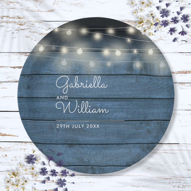 Blue Rustic Wood String Lights Script Hochzeit Pappteller (Blue Rustic Wood String Lights Script Wedding Paper Plates)
