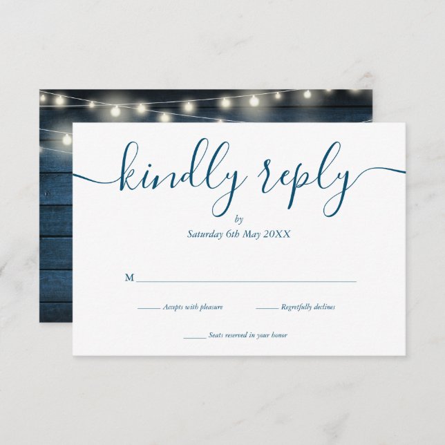 Blue Rustic Wood String Lights Script Hochzeit RSVP Karte (Vorne/Hinten)