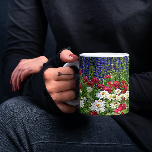 Blue Salvia und Zinnia Garden Floral Tasse (In Situ Held)