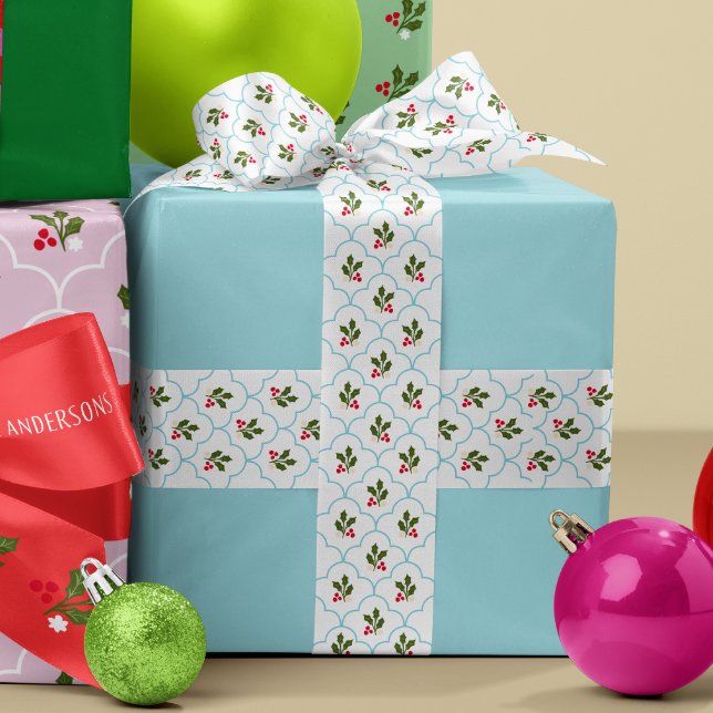 Blue Scallop Holly Branch und Berries Weihnachten Satinband (Grand millennial style white satin ribbon with ice blue scallops and festive Christmas holly sprigs)