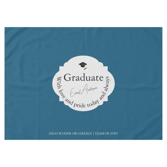 Blue Script Graduate Elegante Moderner Abschluss Tischdecke (Vorderseite (Horizontal))