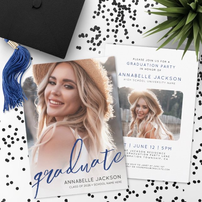 Blue Script Graduate Photo Graduation Einladung (Blue Trendy Script Graduate Photo Graduation Invitation)