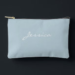 Blue Script Name Minimal Modern Travel Cosmetic Zubehörtasche<br><div class="desc">Blue Script Name Minimal Modern Travel Cosmetic Accessoire Pouch verfügt über einen soliden hellblauen Hintergrund mit einem eleganten weißen Skriptnamen personalisiert auf der Vorderseite. Das minimalistische Design bietet eine stilvolle und praktische Möglichkeit, Ihre Essenzen zu organisieren, sei es für Kosmetik, Make-up oder kleine Reiseartikel. Die moderne, elegante Ästhetik macht es...</div>