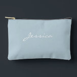 Blue Script Name Minimal Modern Travel Cosmetic Zubehörtasche<br><div class="desc">Blue Script Name Minimal Modern Travel Cosmetic Accessoire Pouch verfügt über einen soliden hellblauen Hintergrund mit einem eleganten weißen Skriptnamen personalisiert auf der Vorderseite. Das minimalistische Design bietet eine stilvolle und praktische Möglichkeit, Ihre Essenzen zu organisieren, sei es für Kosmetik, Make-up oder kleine Reiseartikel. Die moderne, elegante Ästhetik macht es...</div>