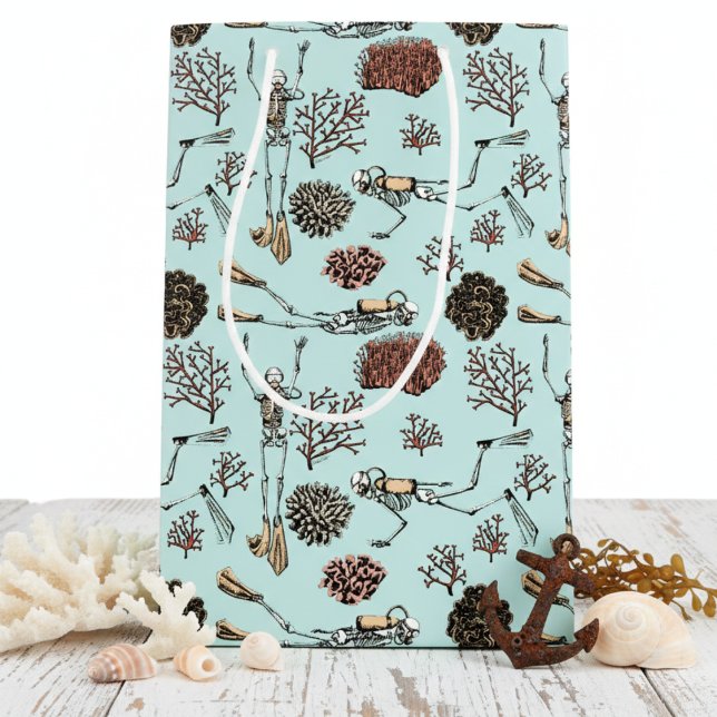 Blue Scuba Diver and Coral Illustration Mittlere Geschenktüte (Unique Skeleton Scuba Diver Gift Bags for Diver. Under the Sea Pattern of Divers and Ocean Coral)