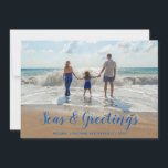 Blue Sees und Greetings Beach Weihnachten<br><div class="desc">Ein cleverer Einstieg in die traditionelle Urlaubskarte mit Seas & Greetings in einem modernen tropisch blauen Skript bietet Ihr Lieblings-Beach-Foto. Personalisieren Sie mit Ihrem Familiennamen und dem Jahr.</div>