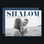 Blue Shalom Bold Typografy Happy Hanukkah Foto Feiertagskarte<br><div class="desc">Happy Hanukka! Senden Sie Hanukkah Wünsche an Familie und Freunde mit dieser anpassbaren modernen Hanukkah-Karte. Es zeigt SHALOM in fett formatierter Typografie. Personalisieren Sie diese durch Hinzufügen von Namen und Fotos. Diese Foto Happy Hanukkah Karte ist in anderen Cardstock erhältlich.</div>