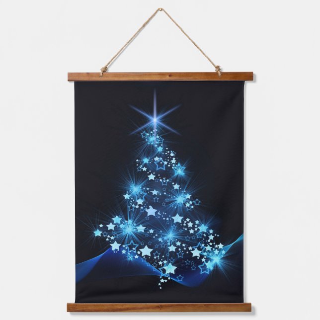Blue Shine of Stars on Christmas Tree Dark Wandteppich Mit Holzrahmen (Vorderseite)