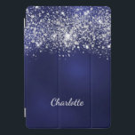 Blue silber Glitzer staubmonogram-Namensskript iPad Pro Cover<br><div class="desc">Ein blauer Hintergrund. Die blaue Farbe ist ungleichmäßig. Dekoriert mit Imitaten Glitzer Staub. Personalisieren und einen Namen hinzufügen. Der Vorname wird mit einem modernen handgeschriebenen Stilskript geschrieben.</div>