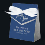 Blue & Silver Bar Mitzvah Modern Vielen Dank Geschenkschachtel<br><div class="desc">Moderne und elegante blau und silbergrau Bar Mitzvah Vielen Dank für Ihre Gefallen Schachteln mit einfachen Imitaten silber Textur Rand Kanten und personalisierten Text. Koordinationsgegenstände im Bereich Papiertraube Zazzle Designer Shop Bar Mitzvah. Bearbeiten Sie die Farben und Schriftart,  indem Sie auf 'Weitere Anpassung' klicken.</div>