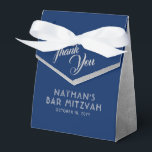 Blue & Silver Bar Mitzvah Modern Vielen Dank Geschenkschachtel<br><div class="desc">Moderne und elegante blau und silbergrau Bar Mitzvah Vielen Dank für Ihre Gefallen Schachteln mit einfachen Imitaten silber Textur Rand Kanten und personalisierten Text. Koordinationsgegenstände im Bereich Papiertraube Zazzle Designer Shop Bar Mitzvah. Bearbeiten Sie die Farben und Schriftart,  indem Sie auf 'Weitere Anpassung' klicken.</div>