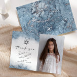 Blue Silver Marble Bat Mitzvah Vielen Dank Dankeskarte<br><div class="desc">Dieses elegante moderne Foto Bar oder Fledermaus Mitzvah Dankeschön-Karte verfügt über ein hellblaues Aquarellbild in Imitation von Marmor mit Imitaten silberne Folie, die allmählich in den weißen Hintergrund verblassen. Ein kleiner Star von David erscheint über den Worten "danke" in der handgeschriebenen Handschrift aus Holzkohle, mit einer bearbeitbaren Nachricht unten in...</div>