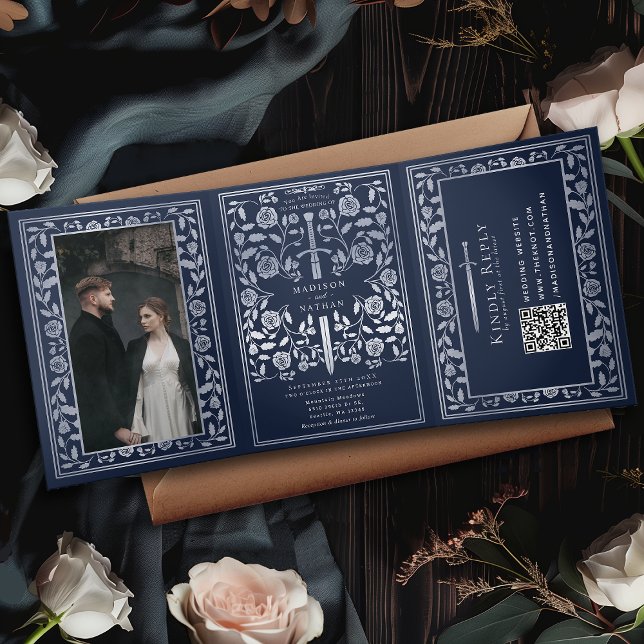 Blue Silver Royal Medieval Sword Wedding QR Code Dreifach Gefaltete Einladung (Von Creator hochgeladen)