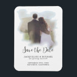 Blue Simple Elegante Modernes Script Watercolor Fo Magnet<br><div class="desc">"Blue Simple Elegant Modern Script Watercolor Foto Save the Date." Elegant und unterstrichen, dieses Foto Save the Date Magnet zeigt Ihre Verlobung Foto unter einer weichen rosa Aquarellwäsche, die einen romantischen gefilterten Effekt. Ein schönes und nützliches Geschenk für Familie und Freunde. Kunst von international lizenzierter Künstlerin und Designerin, Audrey Jeanne...</div>