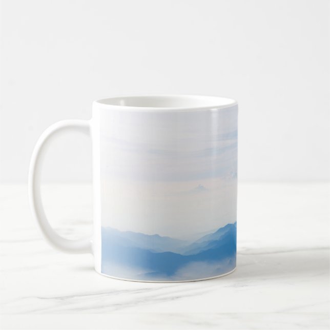 Blue sky and mountains view from airplane stylized kaffeetasse (Links)