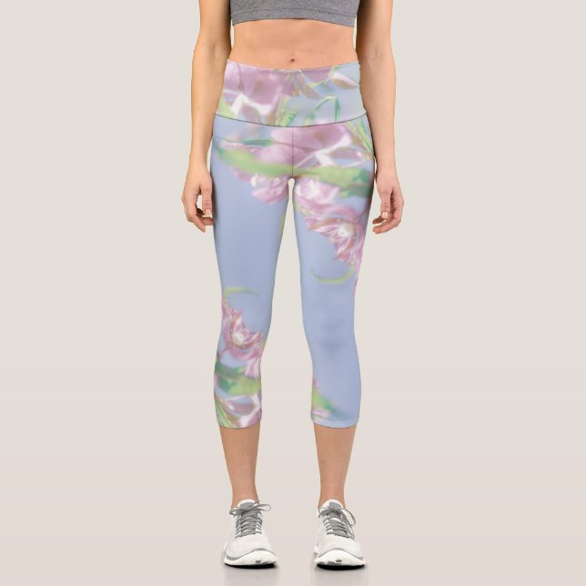 Blue Sky Green Pflanze Blätter Purple Flowers Capri Leggings (Vorderseite)