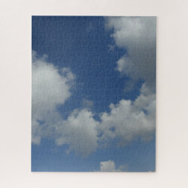 Blue Sky mit Puzzle aus weißen Wolken