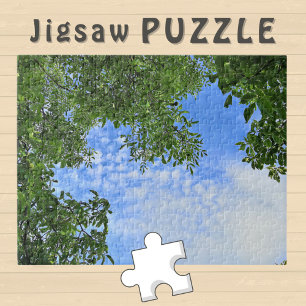 Blue Sky umgeben von grünen Tree Blätter Foto - Puzzle