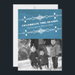 Blue Slanted Chalkboard Holiday Foto Flat Card Einladung<br><div class="desc">Elegante und stilvolle Slanted Chalkboard Holiday Foto Flat Card in königsblau mit einem Deko-Rahmen und einem trendigen Chalkboard-Look. Diese schicke und trendige Fotokarte lässt sich leicht mit einem charmanten Foto der Familie und individuellen Weihnachtsgrüßen anpassen. Klicken Sie auf "Anpassen", um weitere Personalisierungsoptionen zu erhalten. Fotografie © Storytree Studios, Stanford, CA...</div>