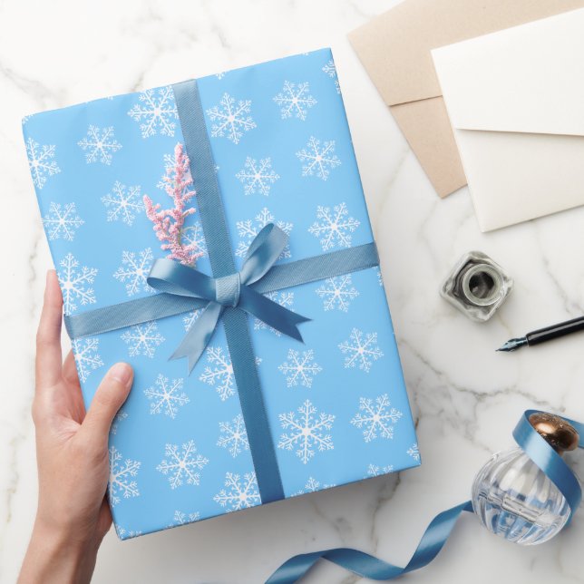 Blue Snowflake Wrapping Paper Geschenkpapier (Schenken)