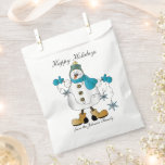 Blue Snowman | Christmas Favor Bag Geschenktütchen<br><div class="desc">🥇 ORIGINAL COPYRIGHT ART DESIGN VON Donna Siegrist NUR AUF ZAZZLE VERFÜGBAR! Weihnachts Gastgeschenk Taschen bereit für Sie zu personalisieren. ✔ HINWEIS: ÄNDERN SIE NUR DIE VORLAGEBEREICHE, DIE SIE BENÖTIGEN! 😀 Sie können bei Bedarf den Text entfernen und neu hinzufügen, welcher Text, Schriftart und Schriftart Sie möchten. 📌 Wenn Sie...</div>