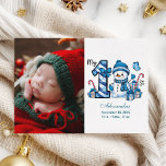 Blue Snowman Foto Erstes Weihnachtsfest Feiertagskarte<br><div class="desc">Feiern Sie die erste Urlaubssaison Ihres Kleinen mit diesem fröhlichen Winterdesign mit einer blauen karierten Zahl,  einem bezaubernden Schneemann und verstreuten Bonbons und Geschenken. Passen Sie es mit dem Foto und den Geburtsdetails Ihres Babys an,  um einen Sake zu schaffen,  der Ihren Erinnerungen Charme und Magie verleiht.</div>