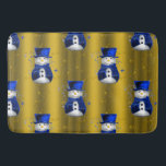 Blue Snowman on Gold Christmas Badematte<br><div class="desc">Ein niedliches und buntes Weihnachtsmuster mit Schneemännern in blauen Samthut und Westen,  auf festlichem goldenen Hintergrund mit goldenen Sternen,  um eine stilvolle und skurrile Touch zu Ihren Weihnachtsdekorationen in diesem Jahr hinzuzufügen.</div>