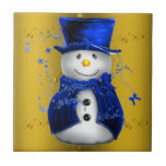 Blue Snowman on Gold Christmas Fliese<br><div class="desc">Ein niedliches und buntes Weihnachtsmuster mit Schneemännern in blauen Samthut und Westen,  auf festlichem goldenen Hintergrund mit goldenen Sternen,  um eine stilvolle und skurrile Touch zu Ihren Weihnachtsdekorationen in diesem Jahr hinzuzufügen.</div>