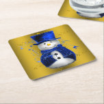 Blue Snowman on Gold Christmas Rechteckiger Pappuntersetzer<br><div class="desc">Ein niedliches und buntes Weihnachtsmuster mit Schneemännern in blauen Samthut und Westen,  auf festlichem goldenen Hintergrund mit goldenen Sternen,  um eine stilvolle und skurrile Touch zu Ihren Weihnachtsdekorationen in diesem Jahr hinzuzufügen.</div>