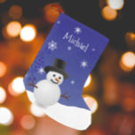 Blue Snowman Winter Scene Weihnachtsfest Strumpf Kleiner Weihnachtsstrumpf<br><div class="desc">Fügen Sie Ihrer Villa eine skurrile Touch in dieser Urlaubssaison mit einem personalisierten Blue Snowman Winter Scene Weihnachtsfest Strumpf. Im Strumpf-Design präsentiert sich ein Happy Snowman in einer schneebedeckten winterlichen Szene mit einem königsblauen Hintergrund, der mit passenden Farbschneeflocken geschmückt ist. Mit diesem Design sind auch zusätzliche Geschenk- und Urlaubsartikel erhältlich....</div>