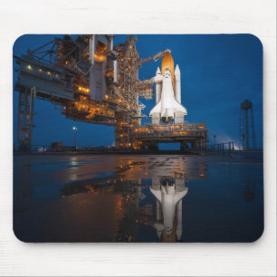 Blue Space Shuttle Spaceship auf dem Launch Pad Mousepad