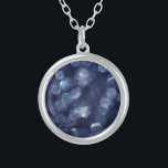 Blue Sparkle Bokeh Lights Versilberte Kette<br><div class="desc">Abstraktes dunkelblaues,  dunkelbraunes Display. Elegant,  friedlich und elegant.</div>